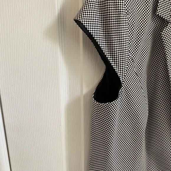 New York and company Women's Black and White Sleeveless Jacket - Picture 3 of 4